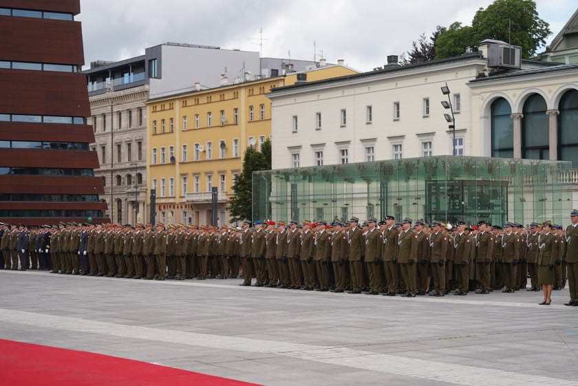 Promocja oficerska na placu Wolności we Wrocławiu
