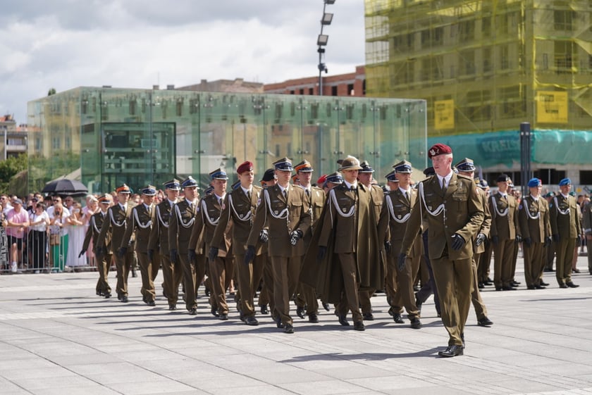Promocja oficerska na placu Wolności we Wrocławiu