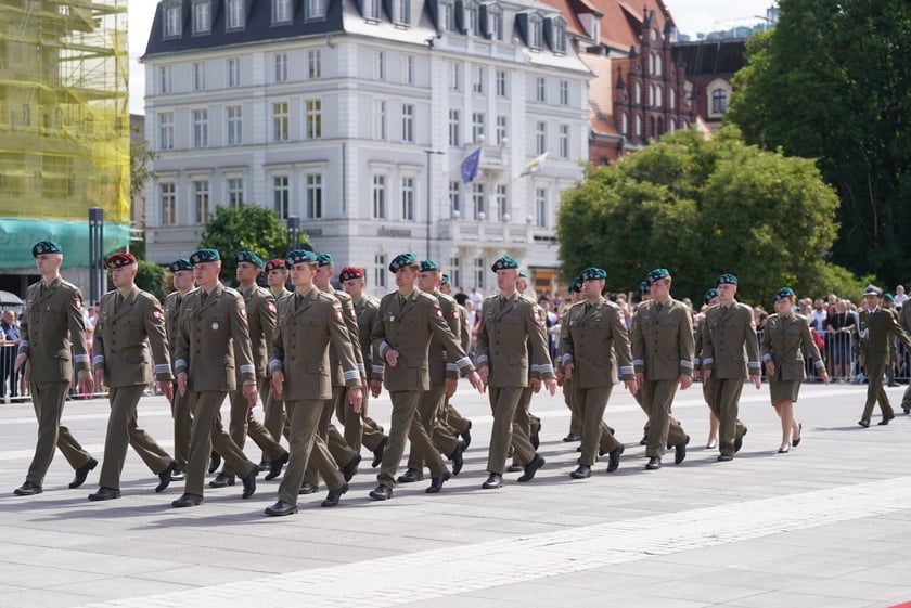 Promocja oficerska na placu Wolności we Wrocławiu