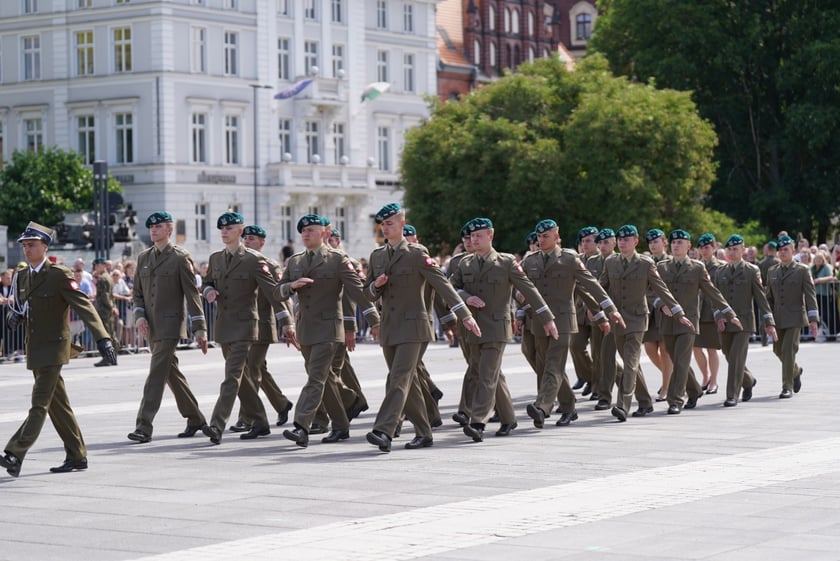 Promocja oficerska na placu Wolności we Wrocławiu