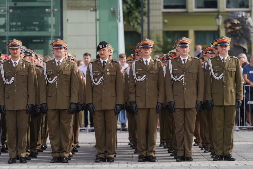 Promocja oficerska na placu Wolności we Wrocławiu