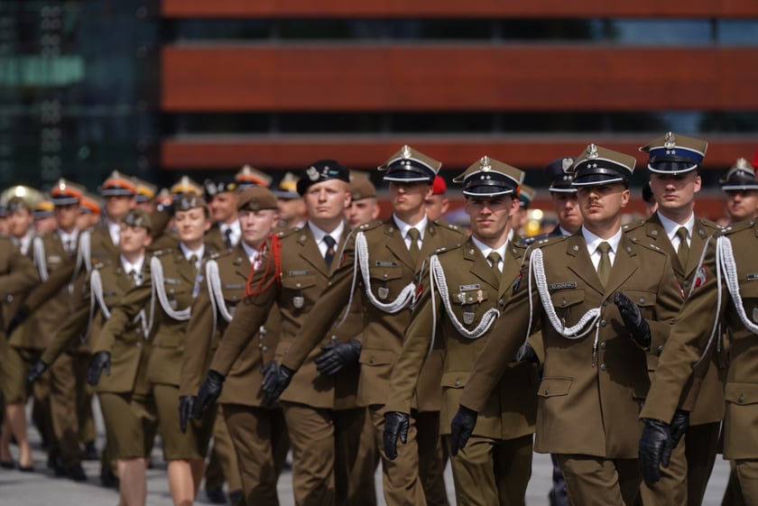 Promocja oficerska na placu Wolności we Wrocławiu