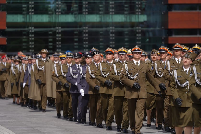 Promocja oficerska na placu Wolności we Wrocławiu
