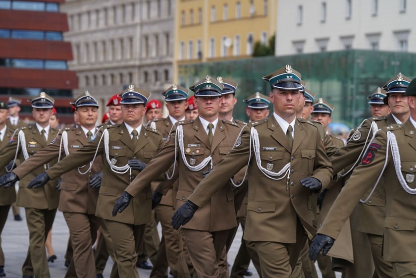 Promocja oficerska na placu Wolności we Wrocławiu