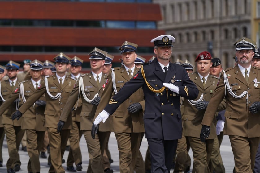 Promocja oficerska na placu Wolności we Wrocławiu