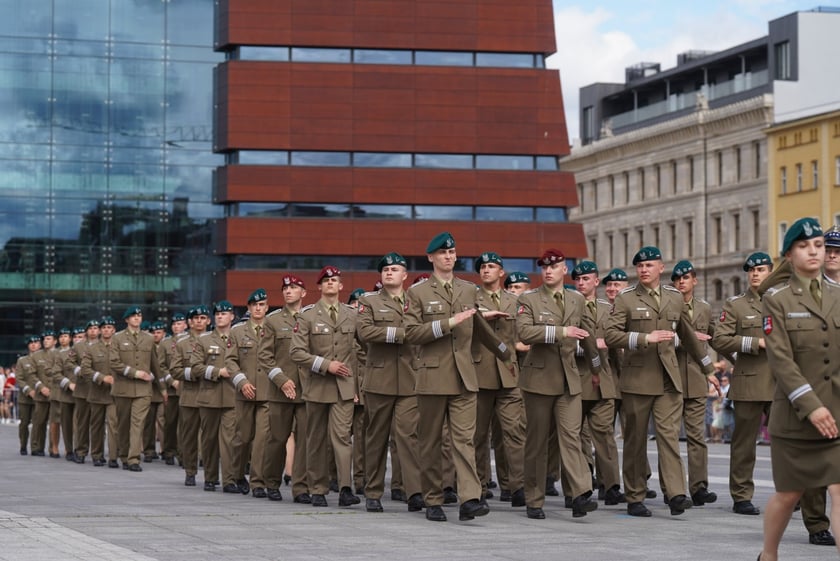 Promocja oficerska na placu Wolności we Wrocławiu