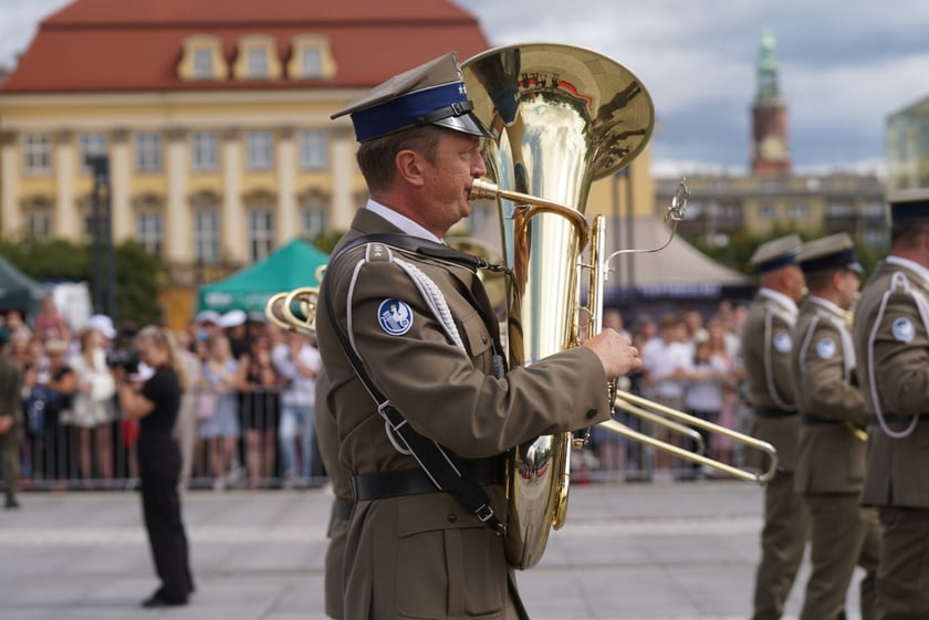 Promocja oficerska na placu Wolności we Wrocławiu