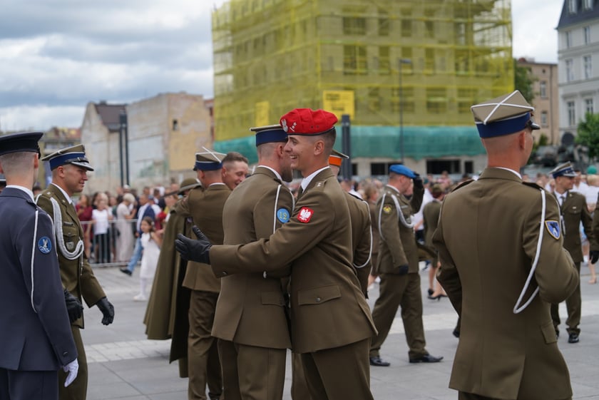 Promocja oficerska na placu Wolności we Wrocławiu