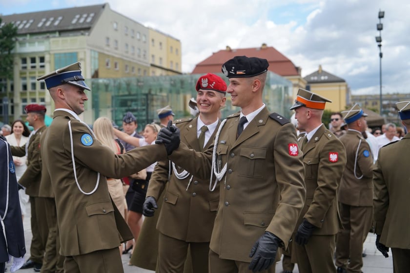 Promocja oficerska na placu Wolności we Wrocławiu
