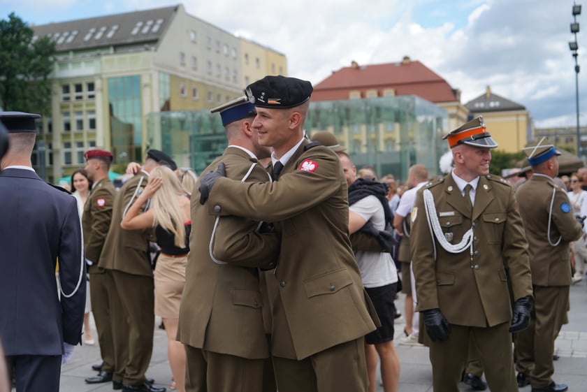 Promocja oficerska na placu Wolności we Wrocławiu