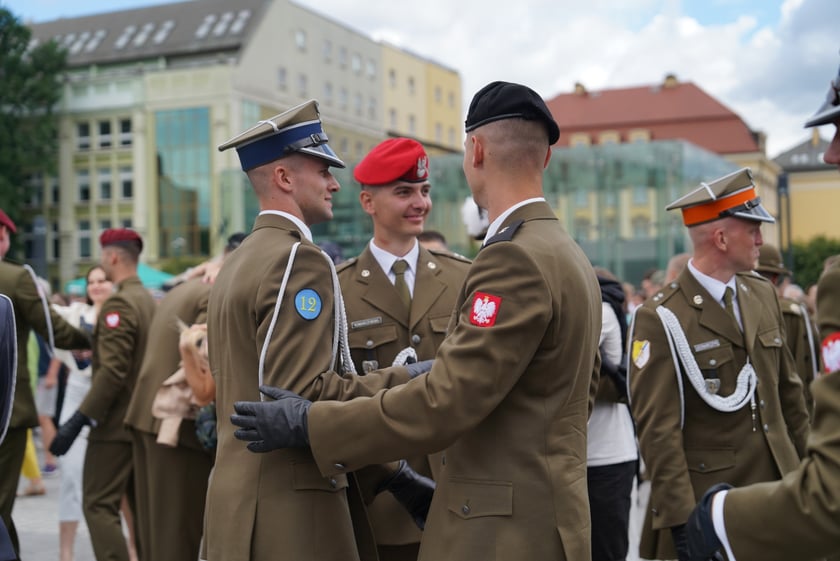 Promocja oficerska na placu Wolności we Wrocławiu