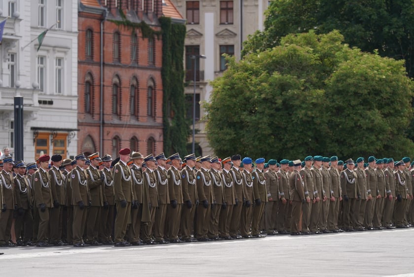Promocja oficerska na placu Wolności we Wrocławiu