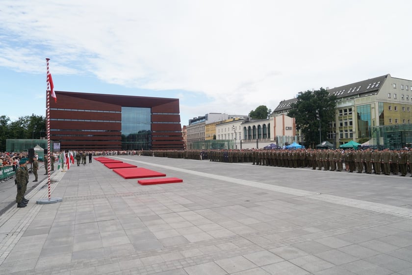 Promocja oficerska na placu Wolności we Wrocławiu