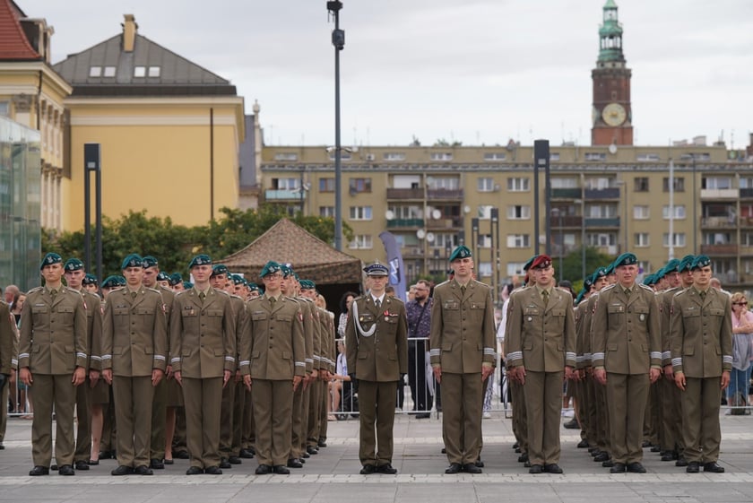 Promocja oficerska na placu Wolności we Wrocławiu