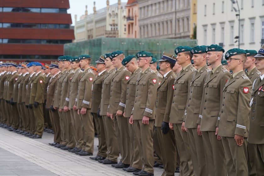 Promocja oficerska na placu Wolności we Wrocławiu