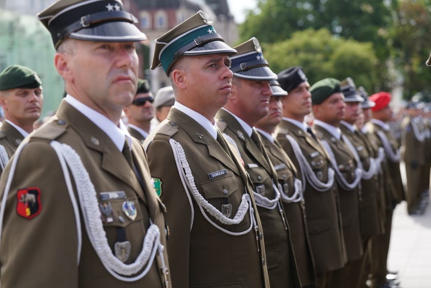 Promocja oficerska na placu Wolności we Wrocławiu