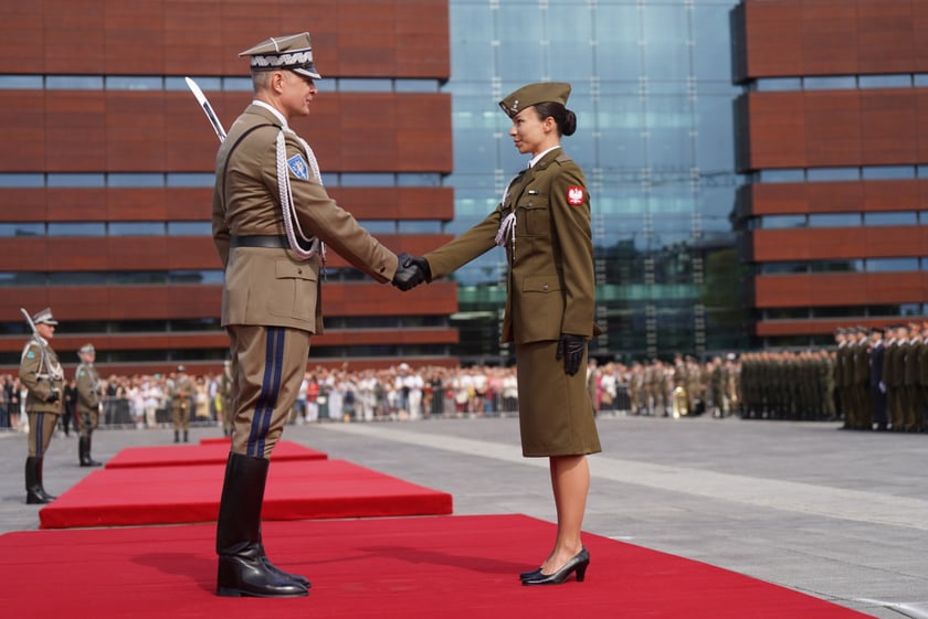 Promocja oficerska na placu Wolności we Wrocławiu