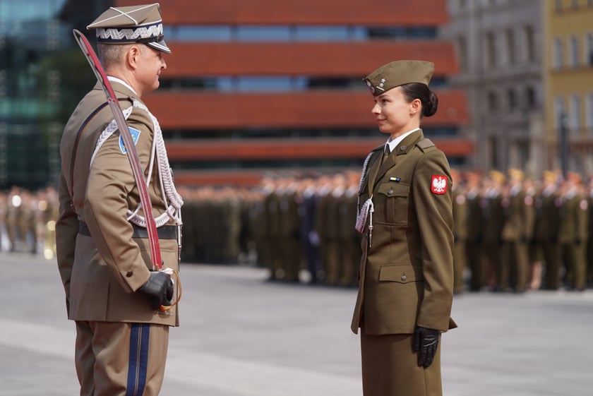 Promocja oficerska na placu Wolności we Wrocławiu