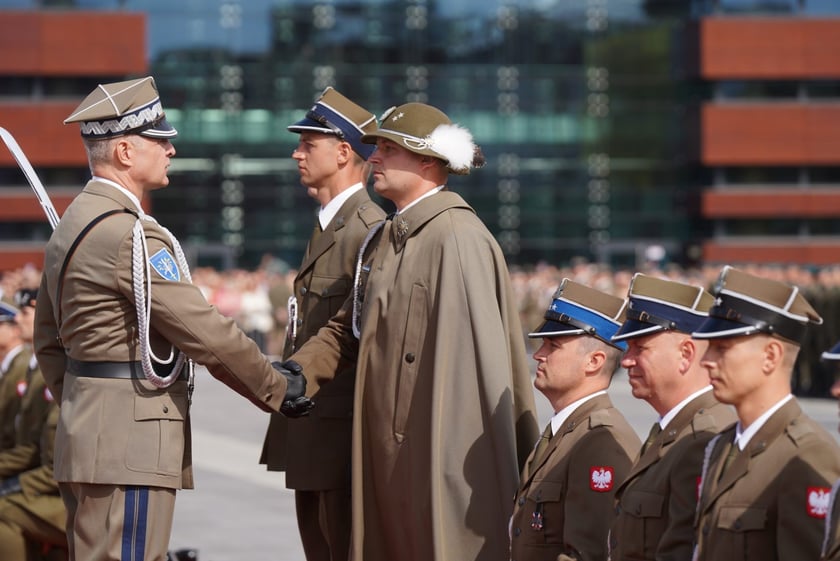 Promocja oficerska na placu Wolności we Wrocławiu