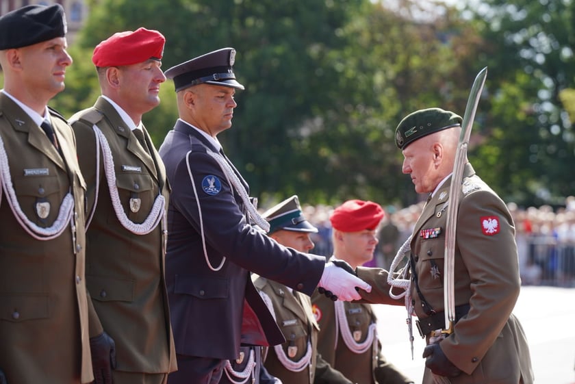Promocja oficerska na placu Wolności we Wrocławiu