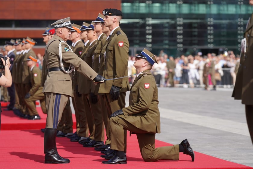 Promocja oficerska na placu Wolności we Wrocławiu