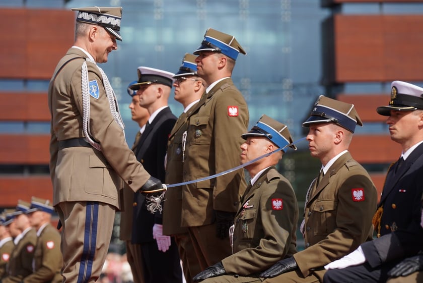 Promocja oficerska na placu Wolności we Wrocławiu