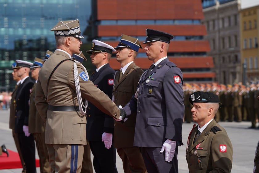Promocja oficerska na placu Wolności we Wrocławiu