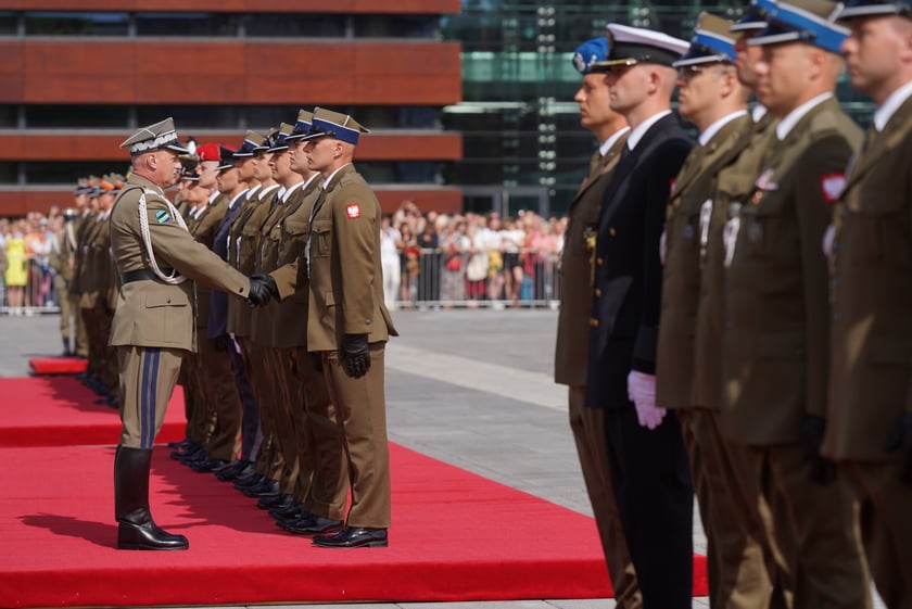 Promocja oficerska na placu Wolności we Wrocławiu