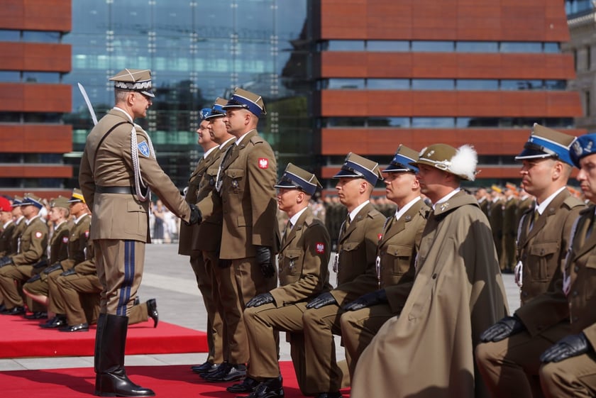 Promocja oficerska na placu Wolności we Wrocławiu