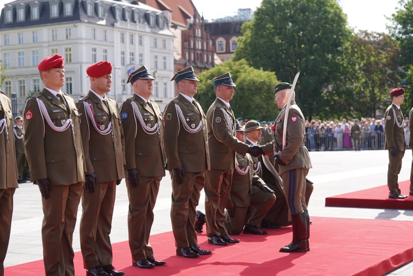 Promocja oficerska na placu Wolności we Wrocławiu