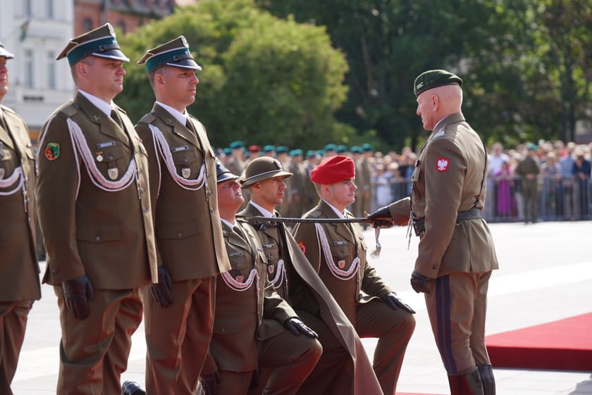 Promocja oficerska na placu Wolności we Wrocławiu