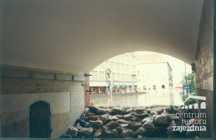 Wielka pow&oacute;dź we Wrocławiu. Na zdjęciu ulica Świdnicka widziana z pod wiaduktu w nasypie kolejowym