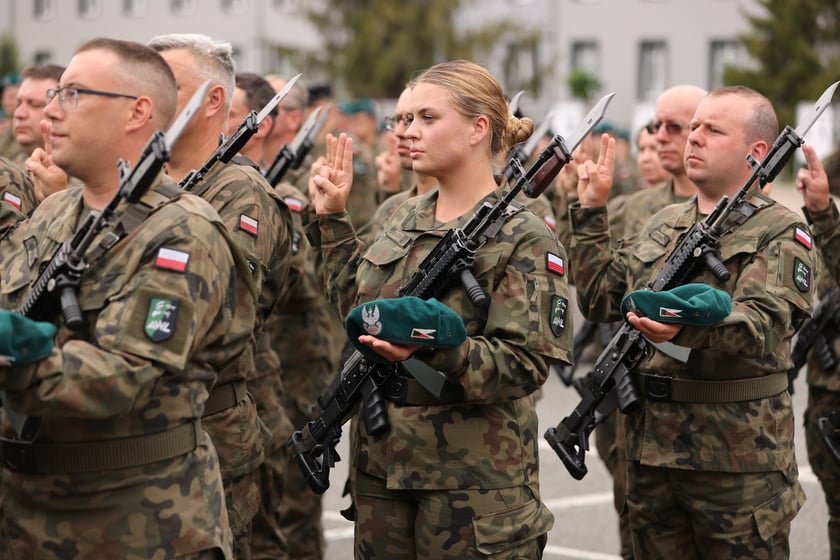 Przysięga w Akademii Wojsk Lądowych we Wrocławiu. Przysięgali uczestnicy kursu przeszkolenia kadr rezerwy: kapelani oraz psycholodzy