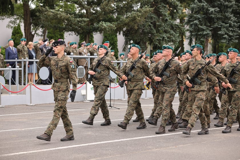Przysięga w Akademii Wojsk Lądowych we Wrocławiu. Przysięgali uczestnicy kursu przeszkolenia kadr rezerwy: kapelani oraz psycholodzy