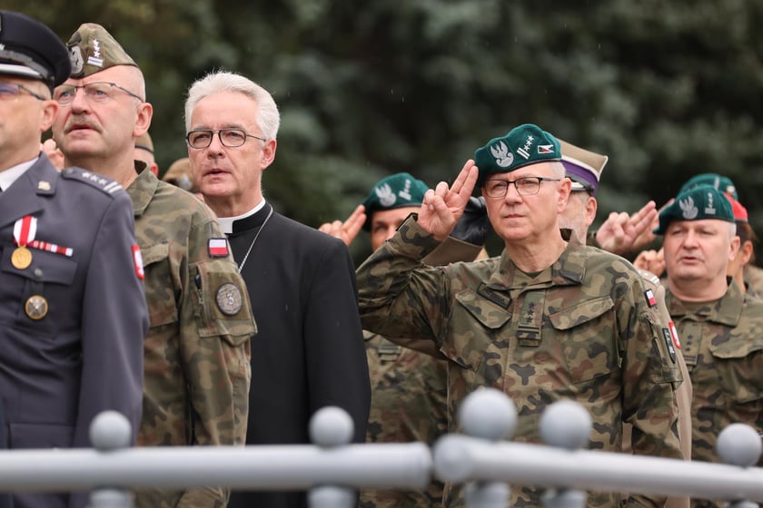 Przysięga w Akademii Wojsk Lądowych we Wrocławiu. Przysięgali uczestnicy kursu przeszkolenia kadr rezerwy: kapelani oraz psycholodzy