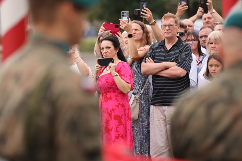 Przysięga w Akademii Wojsk Lądowych we Wrocławiu. Przysięgali uczestnicy kursu przeszkolenia kadr rezerwy: kapelani oraz psycholodzy
