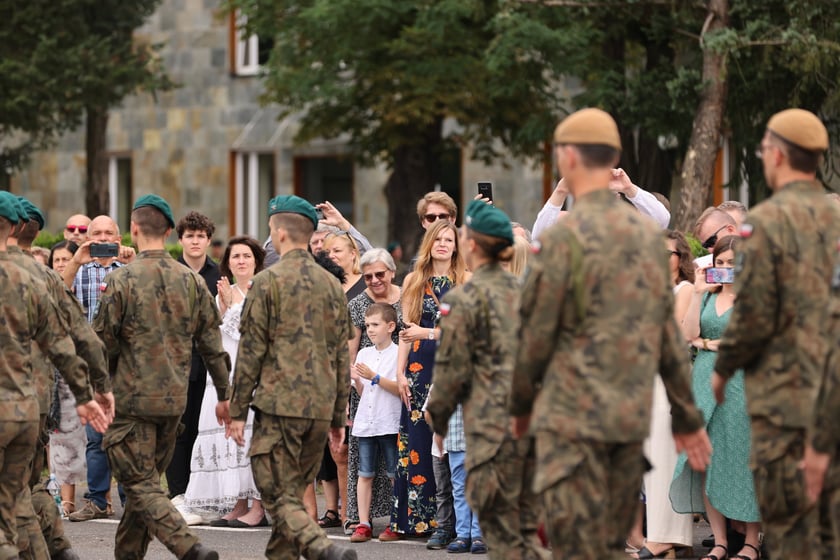 Przysięga w Akademii Wojsk Lądowych we Wrocławiu. Przysięgali uczestnicy kursu przeszkolenia kadr rezerwy: kapelani oraz psycholodzy