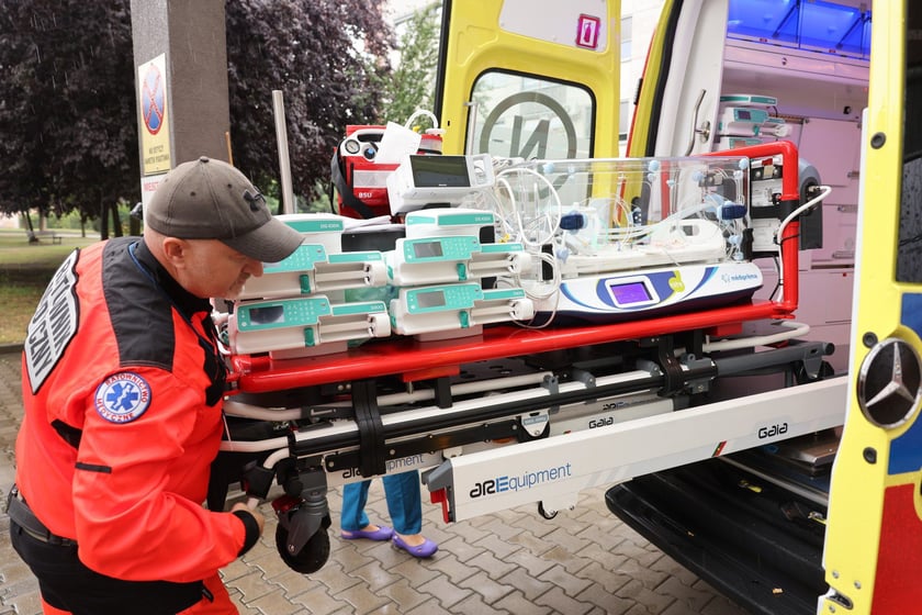 Wojewódzki Szpital Specjalistyczny im. J. Gromkowskiego uruchamia nową karetkę neonatologiczną