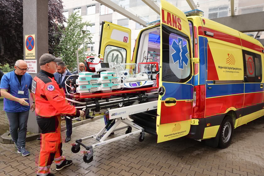 Wojewódzki Szpital Specjalistyczny im. J. Gromkowskiego uruchamia nową karetkę neonatologiczną