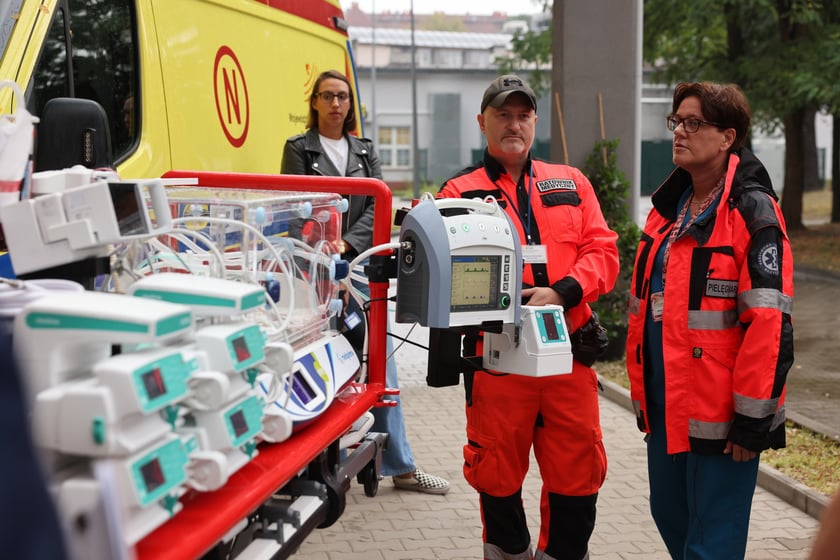 Wojewódzki Szpital Specjalistyczny im. J. Gromkowskiego uruchamia nową karetkę neonatologiczną