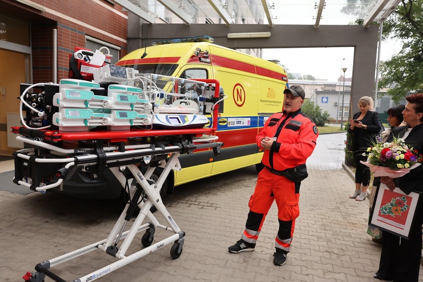 Wojewódzki Szpital Specjalistyczny im. J. Gromkowskiego uruchamia nową karetkę neonatologiczną