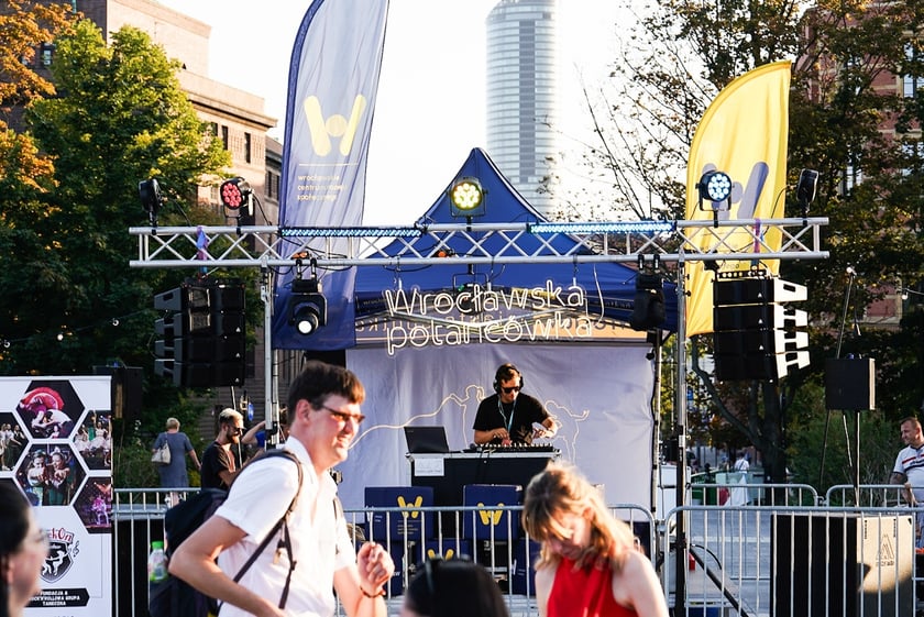 Wrocławska Potańcówka w rytmie disco na placu Wolności we Wrocławiu