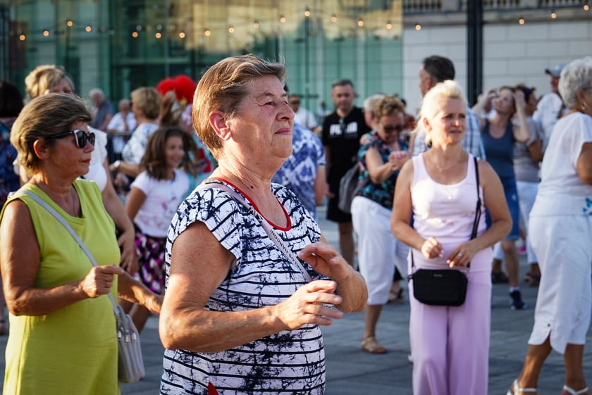 Wrocławska Potańcówka w rytmie disco na placu Wolności we Wrocławiu