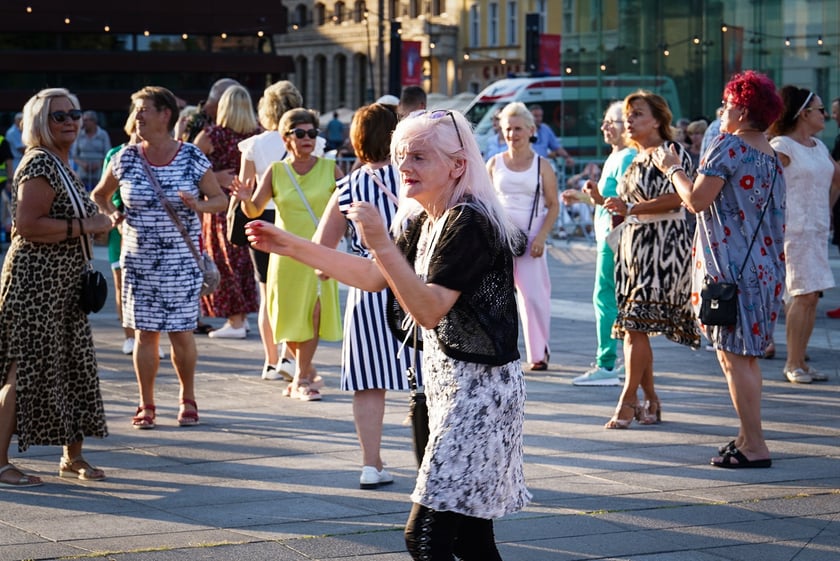 Wrocławska Potańcówka w rytmie disco na placu Wolności we Wrocławiu
