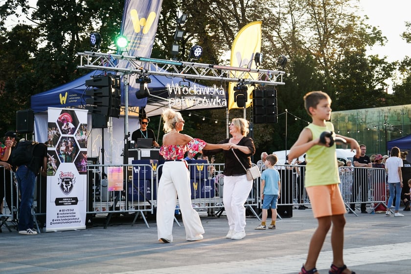 Wrocławska Potańcówka w rytmie disco na placu Wolności we Wrocławiu