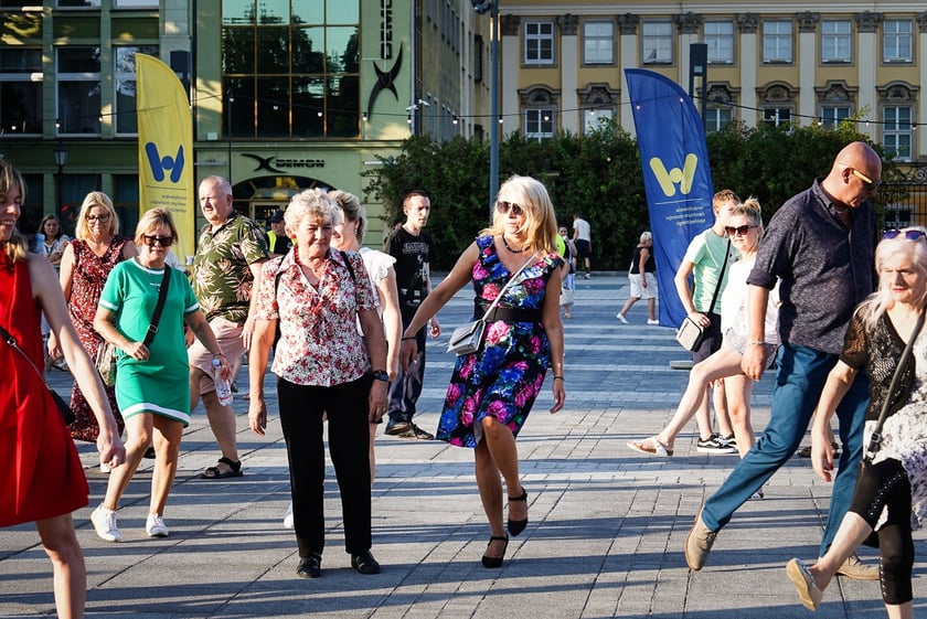Wrocławska Potańcówka w rytmie disco na placu Wolności we Wrocławiu
