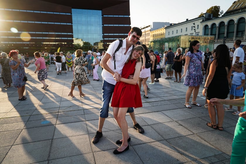 Wrocławska Potańcówka w rytmie disco na placu Wolności we Wrocławiu