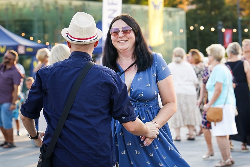 Wrocławska Potańcówka w rytmie disco na placu Wolności we Wrocławiu