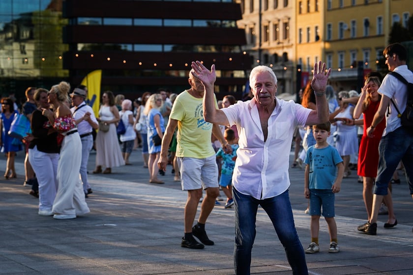 Wrocławska Potańcówka w rytmie disco na placu Wolności we Wrocławiu