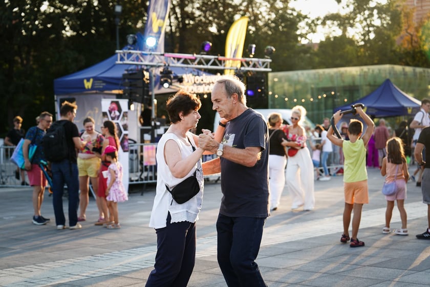 Wrocławska Potańcówka w rytmie disco na placu Wolności we Wrocławiu